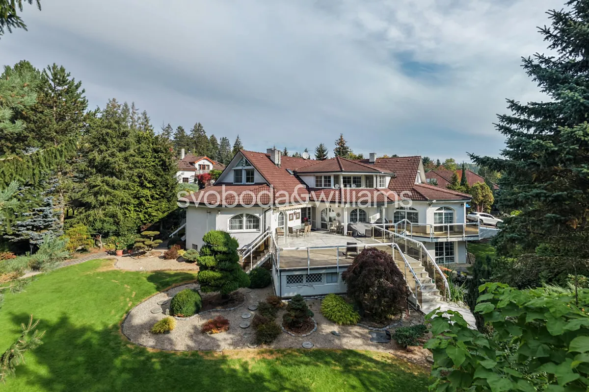 Prodej rodinného domu 905 m², pozemek 2105 m²